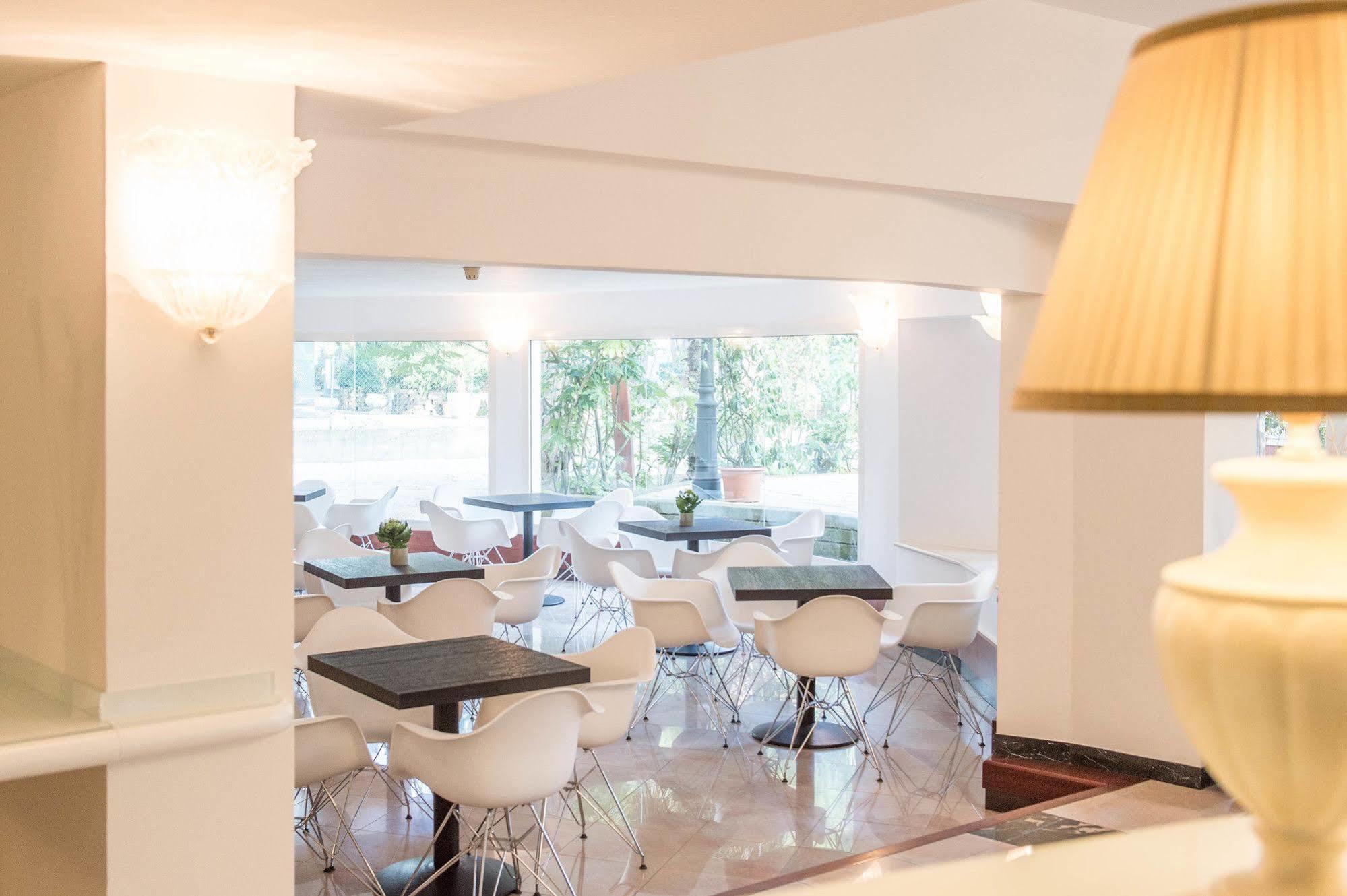 Luxor, Piscina Di 900mq A 150m 4* Milano Marittima